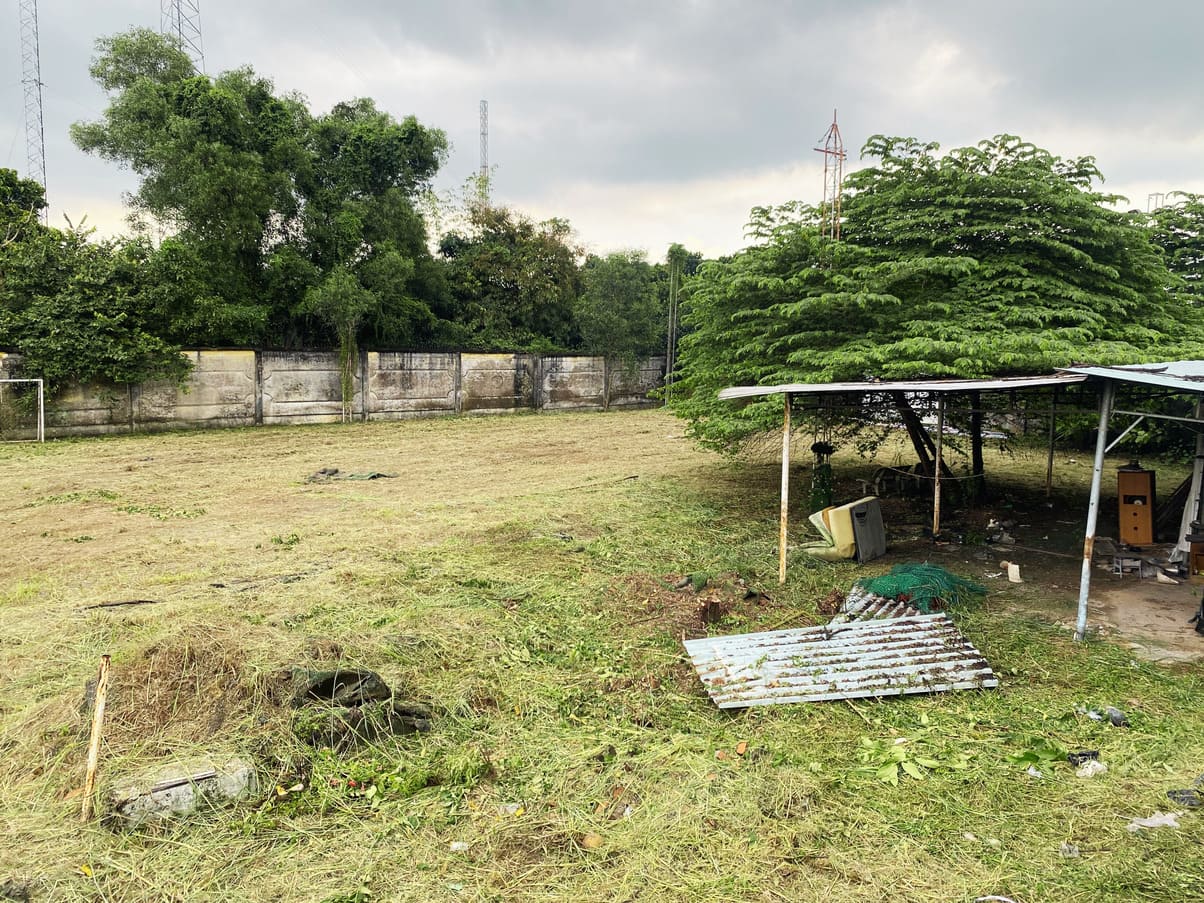 Bãi đất sạch sẽ sau khi đã cắt cỏ và phát hoang hoàn thiện bởi đội Xanh 24H tại TP.HCM.